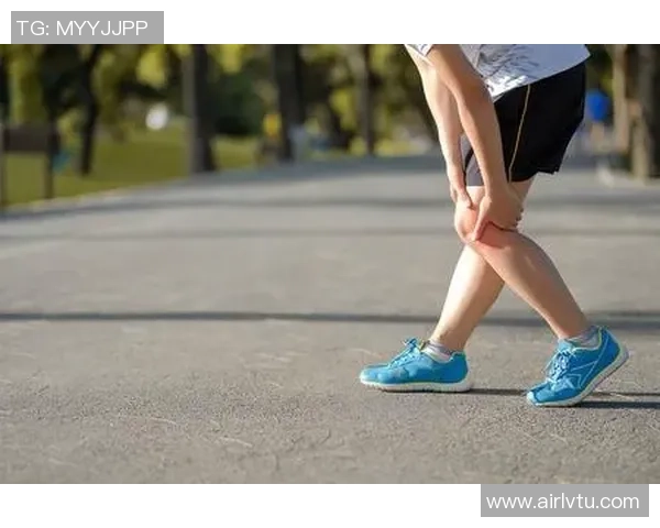 足球明星受伤瞬间的动漫风格插画展现运动员的坚韧与勇气